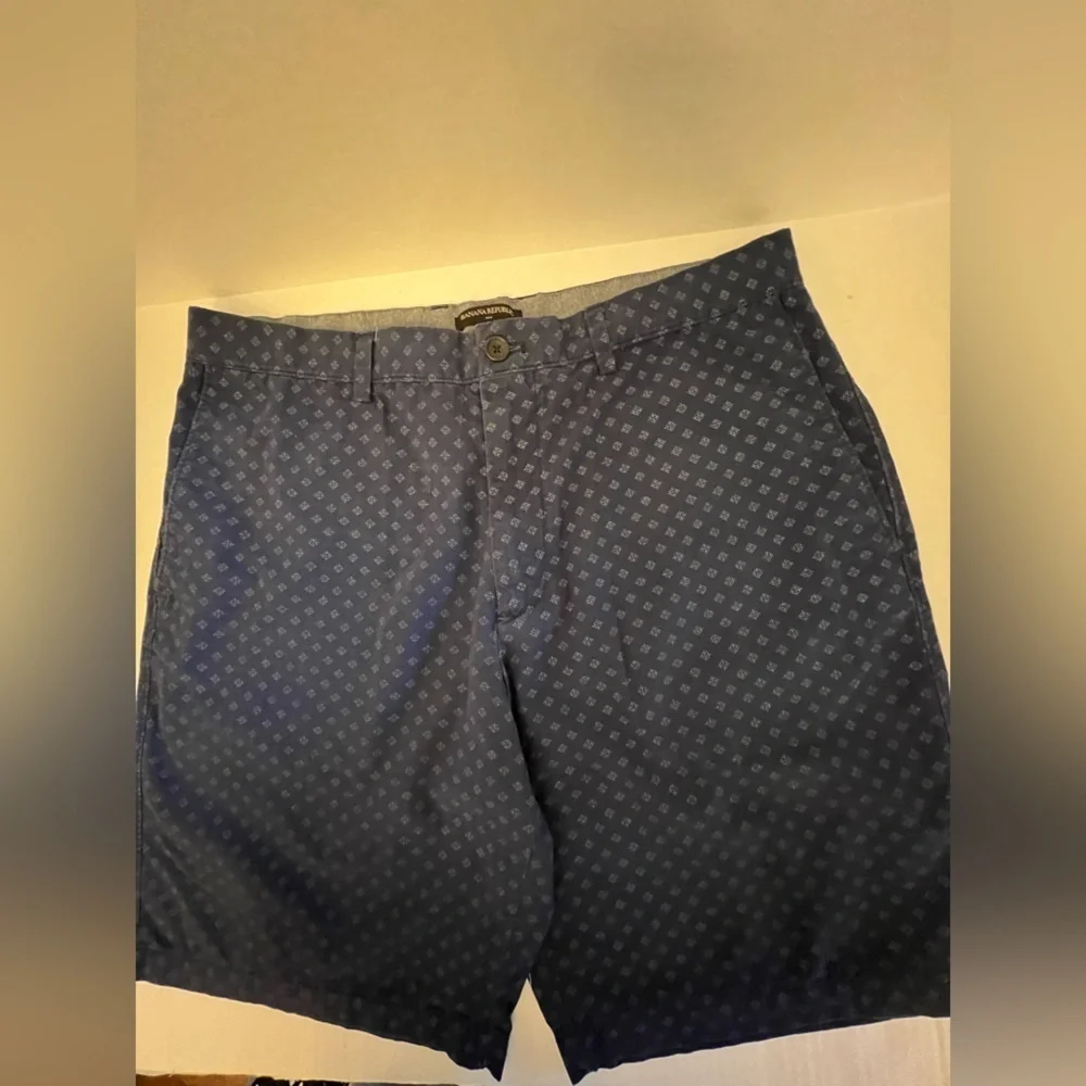 BANANA REPUBLIC MENS SHORTS  SIZE 36 NAVY BLUE w/LIGHTER DESIGN.